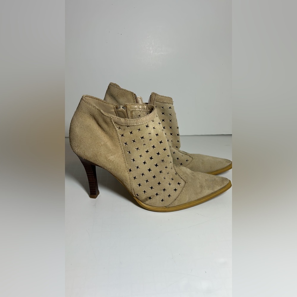 Newport News 7.5 Ankle Boots Womans Tan Suede Heels.